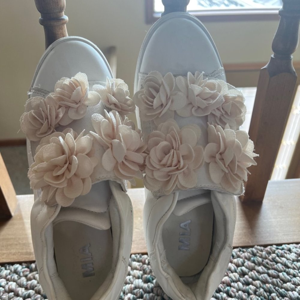 MIA Primrose off-white/cream flowered tennis shoes- sz 8.5